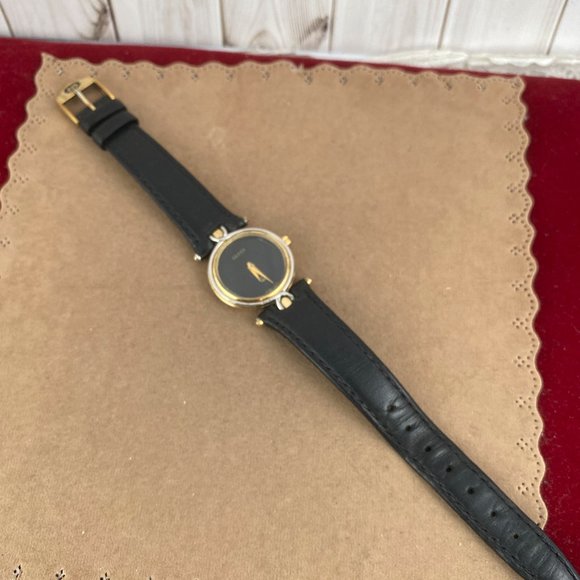 Vintage Gucci 4500L  watch with Black Enamel face Gold sword hands Fancy T Lugs - Picture 9 of 11